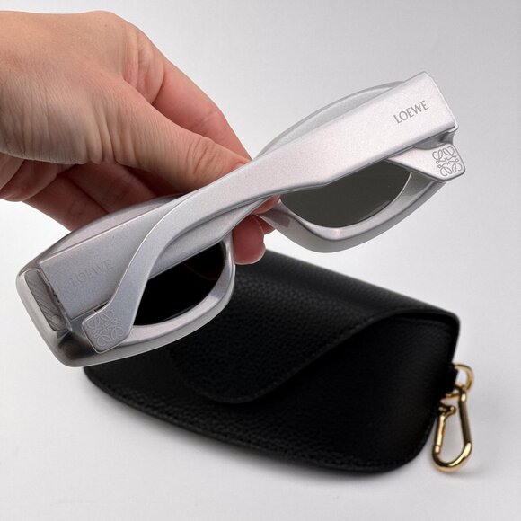 Loewe Paula’s Ibiza LW40033I Sunglasses – Sparkle Metallic Grey | Model LW40033 - Picture 2 of 9